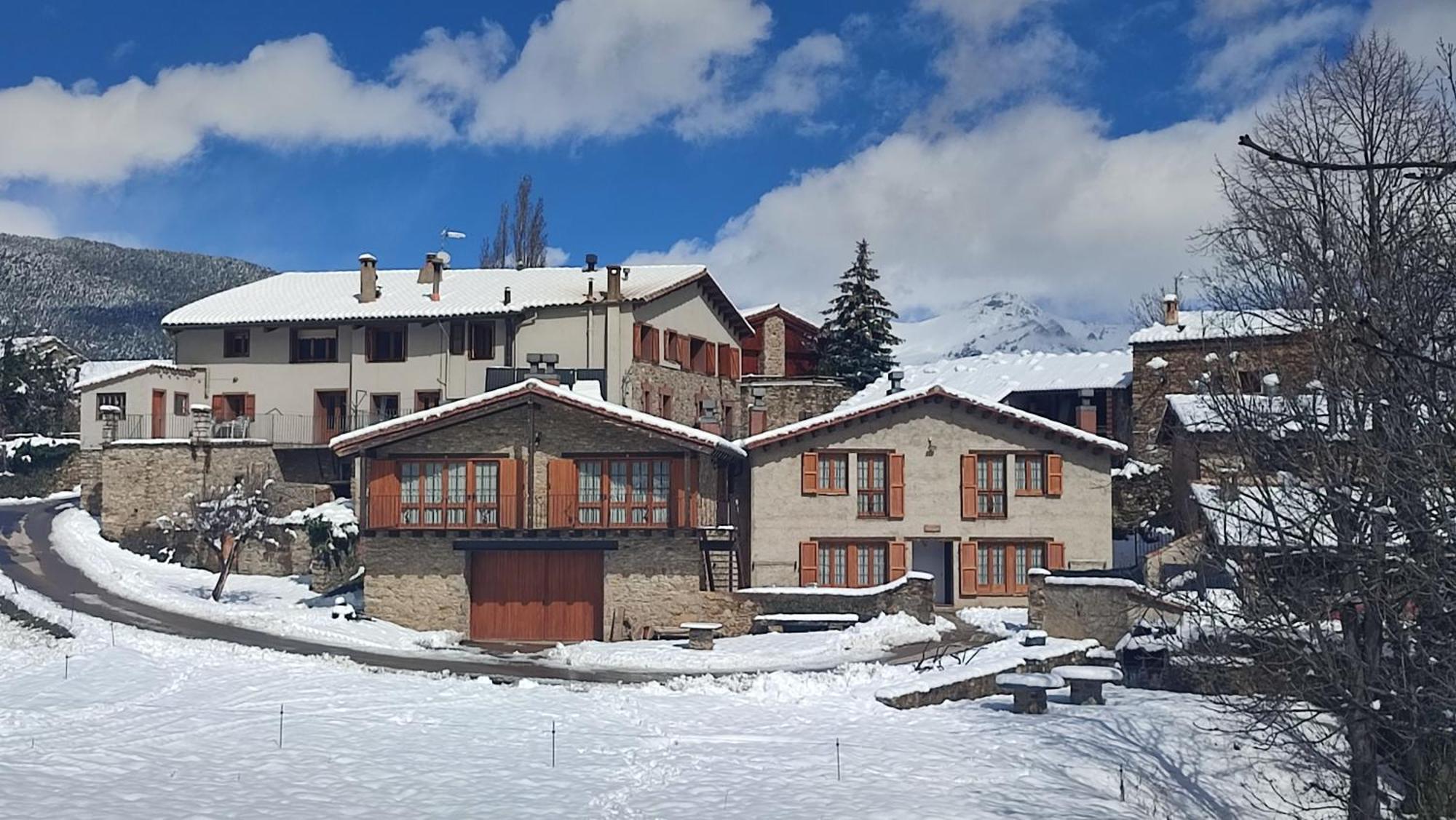 Can Tubau - Casa Rural - Apartaments Campelles Esterno foto